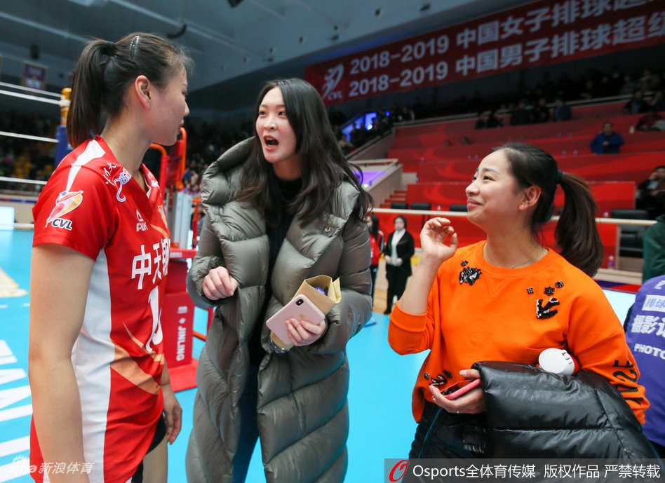 惠若琪现身女排半决赛津苏大战