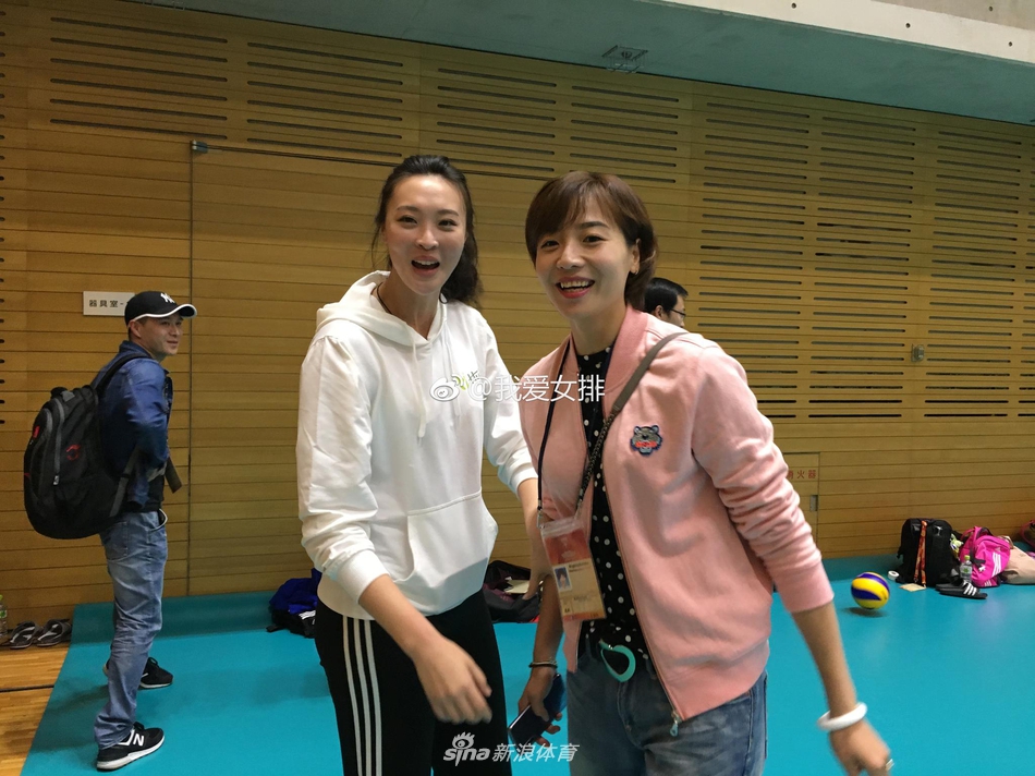 惠若琪魏秋月探营中国女排集训