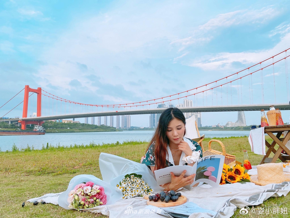 奥运冠军秦凯何姿一家野餐