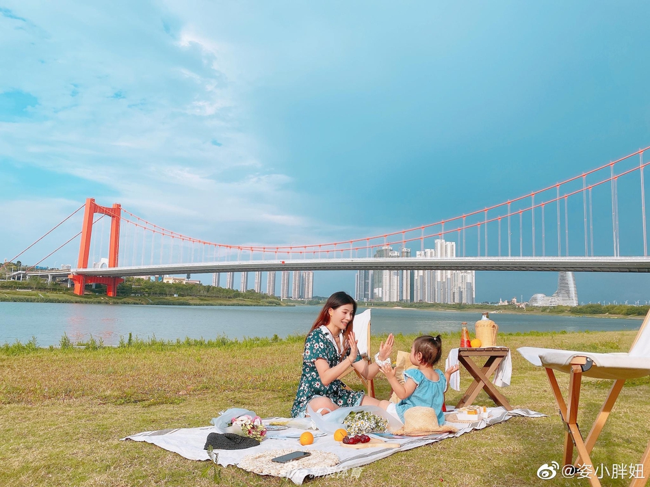 奥运冠军秦凯何姿一家野餐