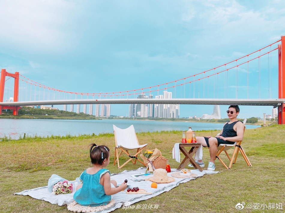 奥运冠军秦凯何姿一家野餐
