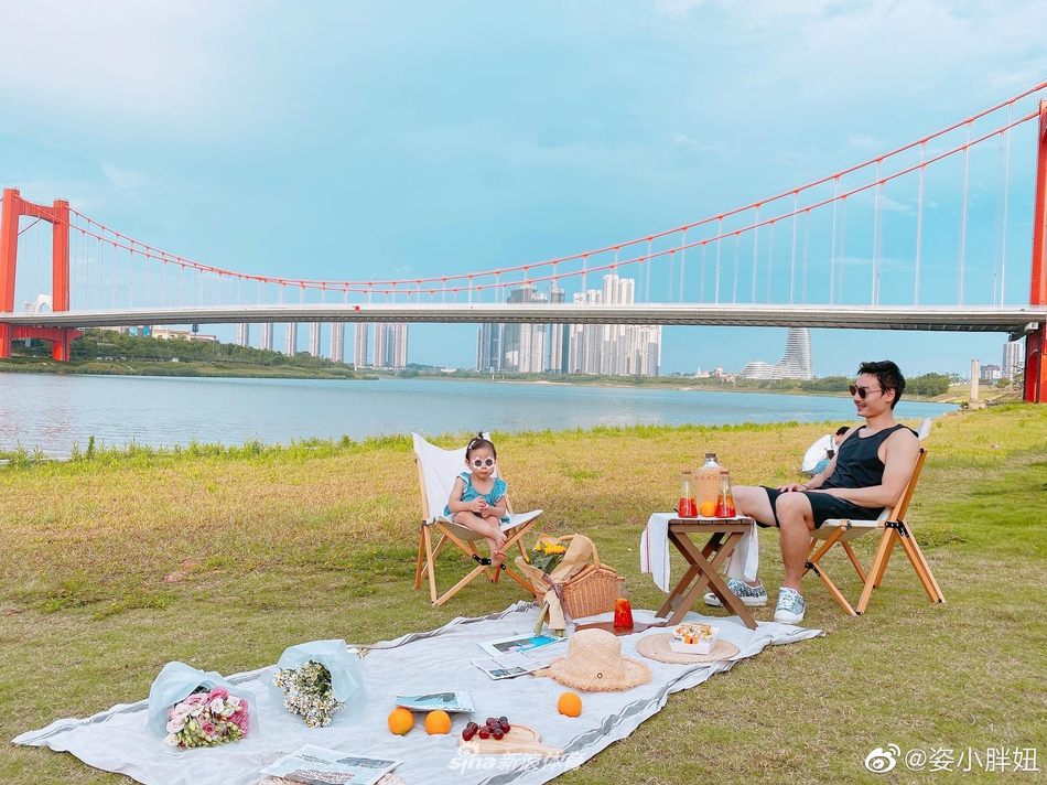奥运冠军秦凯何姿一家野餐