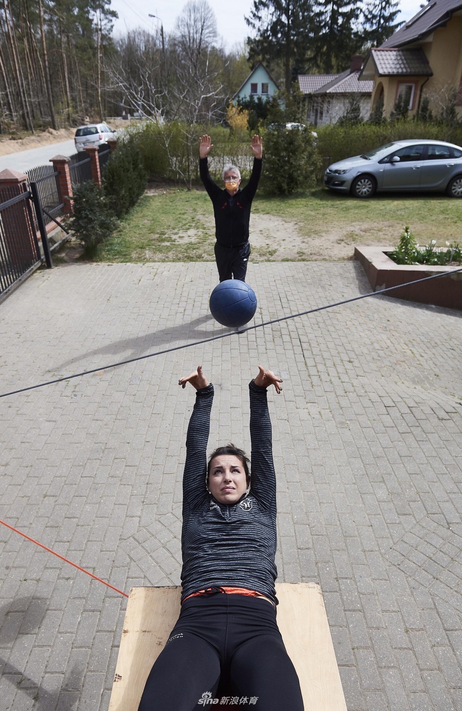 波兰运动员户外“扛树”训练