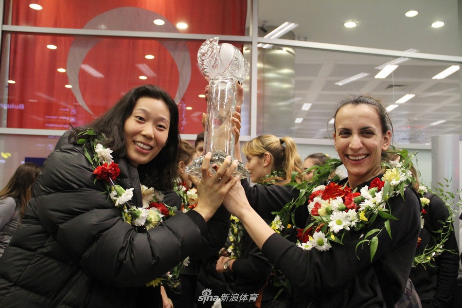 瓦基弗银行回国朱婷心情大好