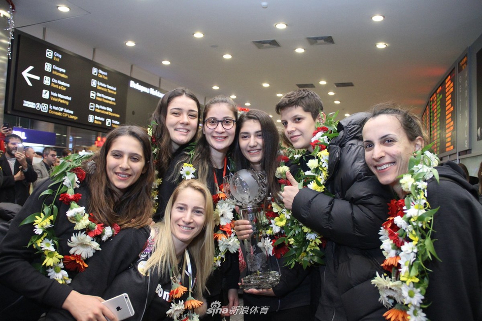 瓦基弗银行回国朱婷心情大好