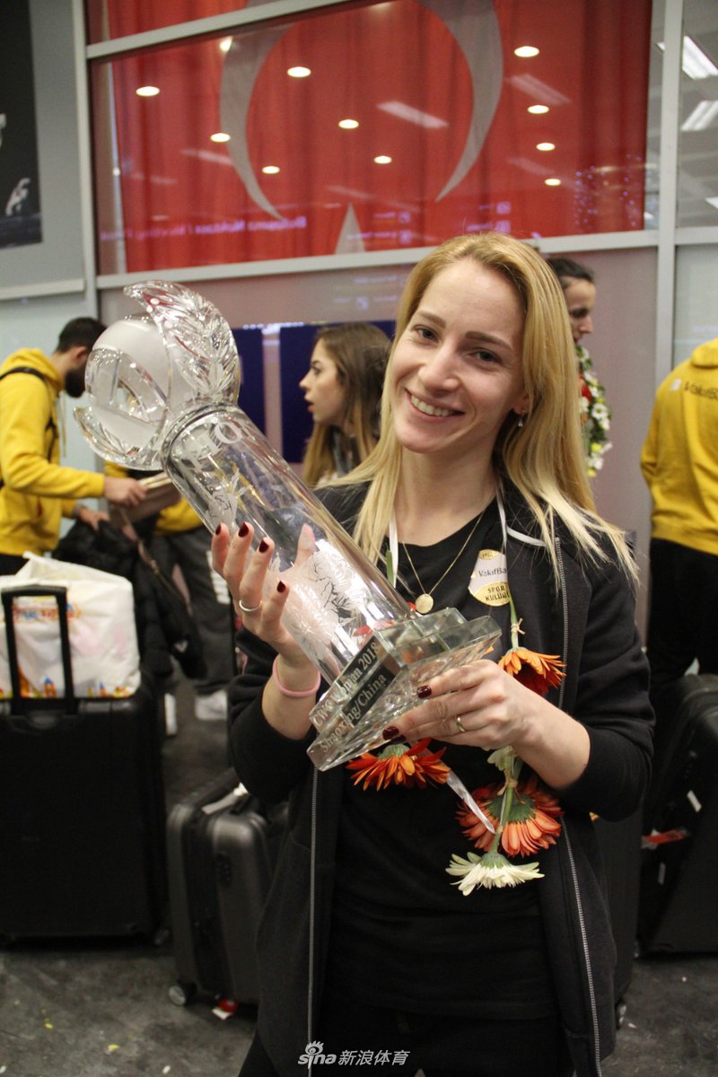 瓦基弗银行回国朱婷心情大好