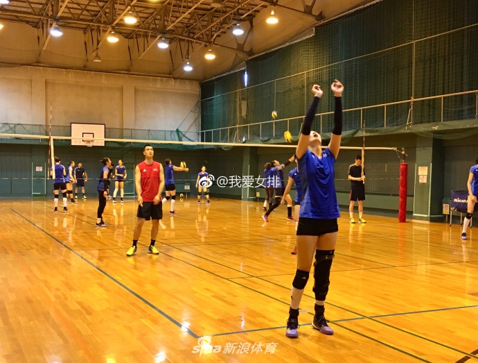世锦赛中国女排首日训练图