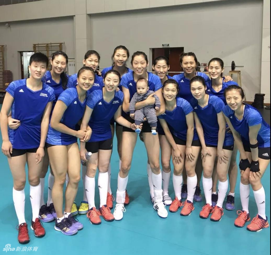 中国女排北仑杀青日萌娃抢镜