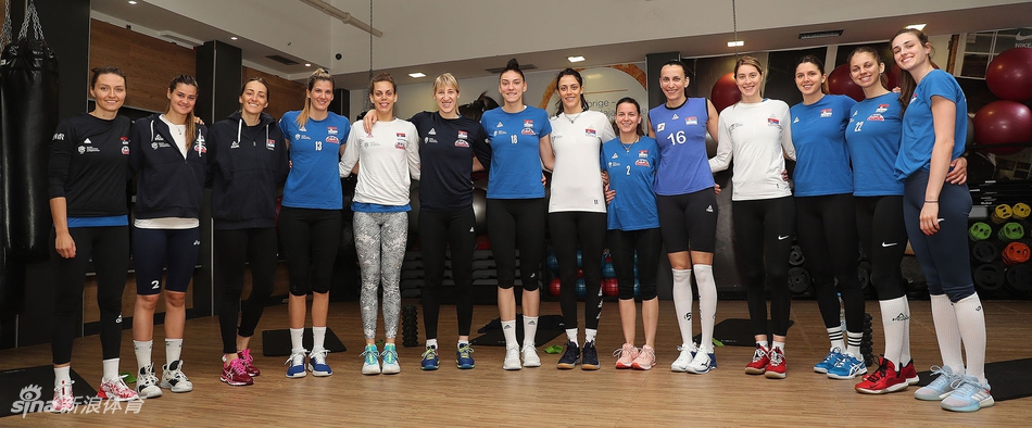 中国女排头敌塞尔维亚队集训