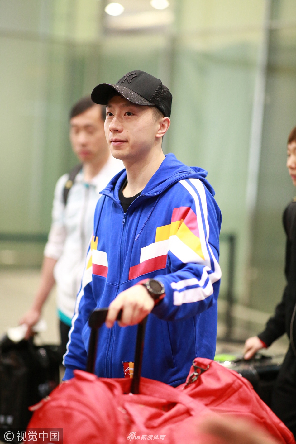 国乒凯旋回国长途飞行略显疲态