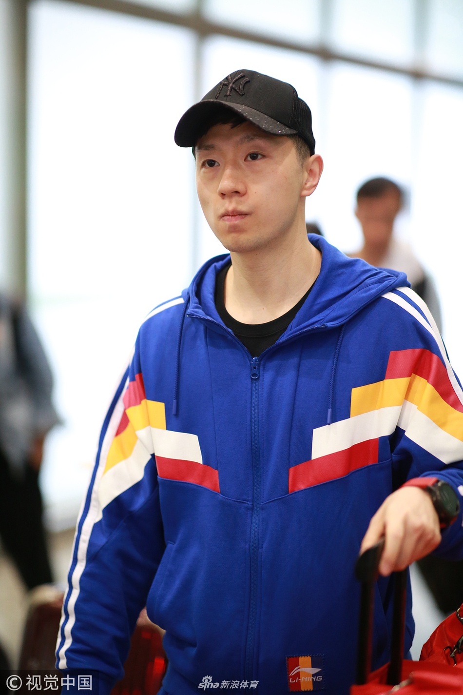 国乒凯旋回国长途飞行略显疲态