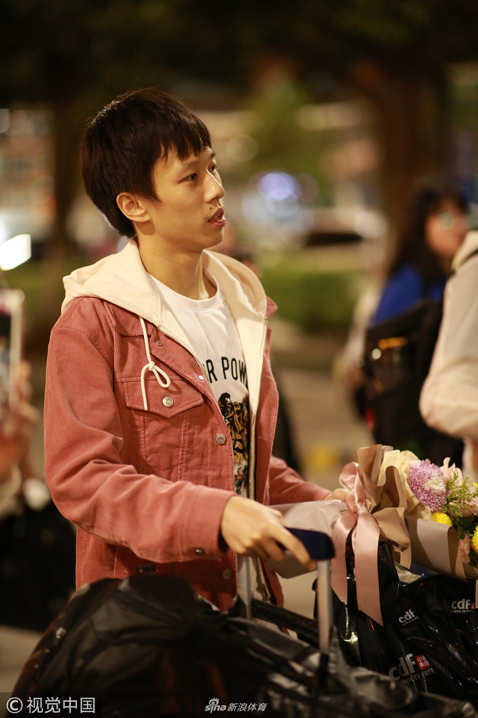 国乒凯旋回国长途飞行略显疲态