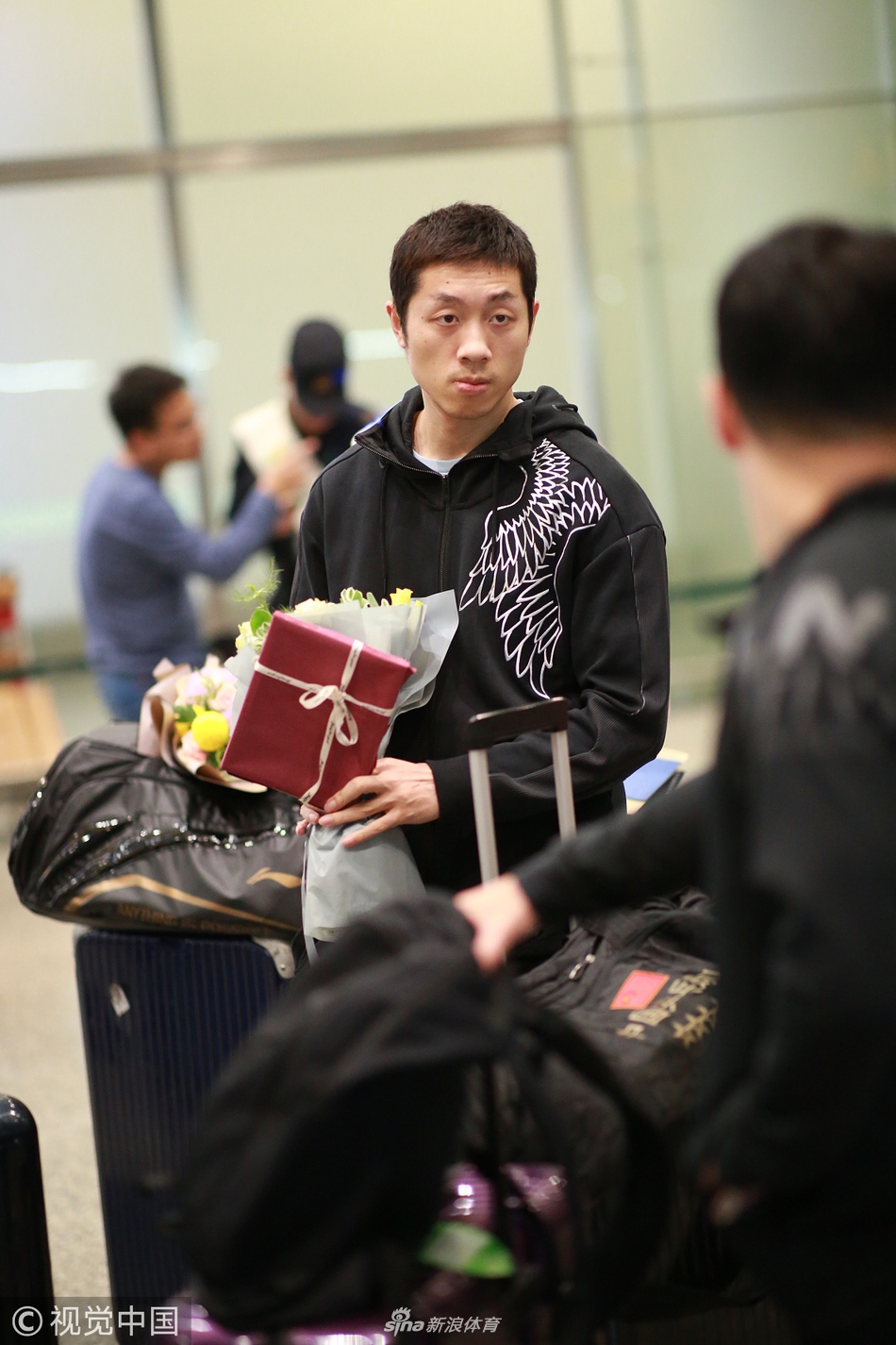 国乒凯旋回国长途飞行略显疲态