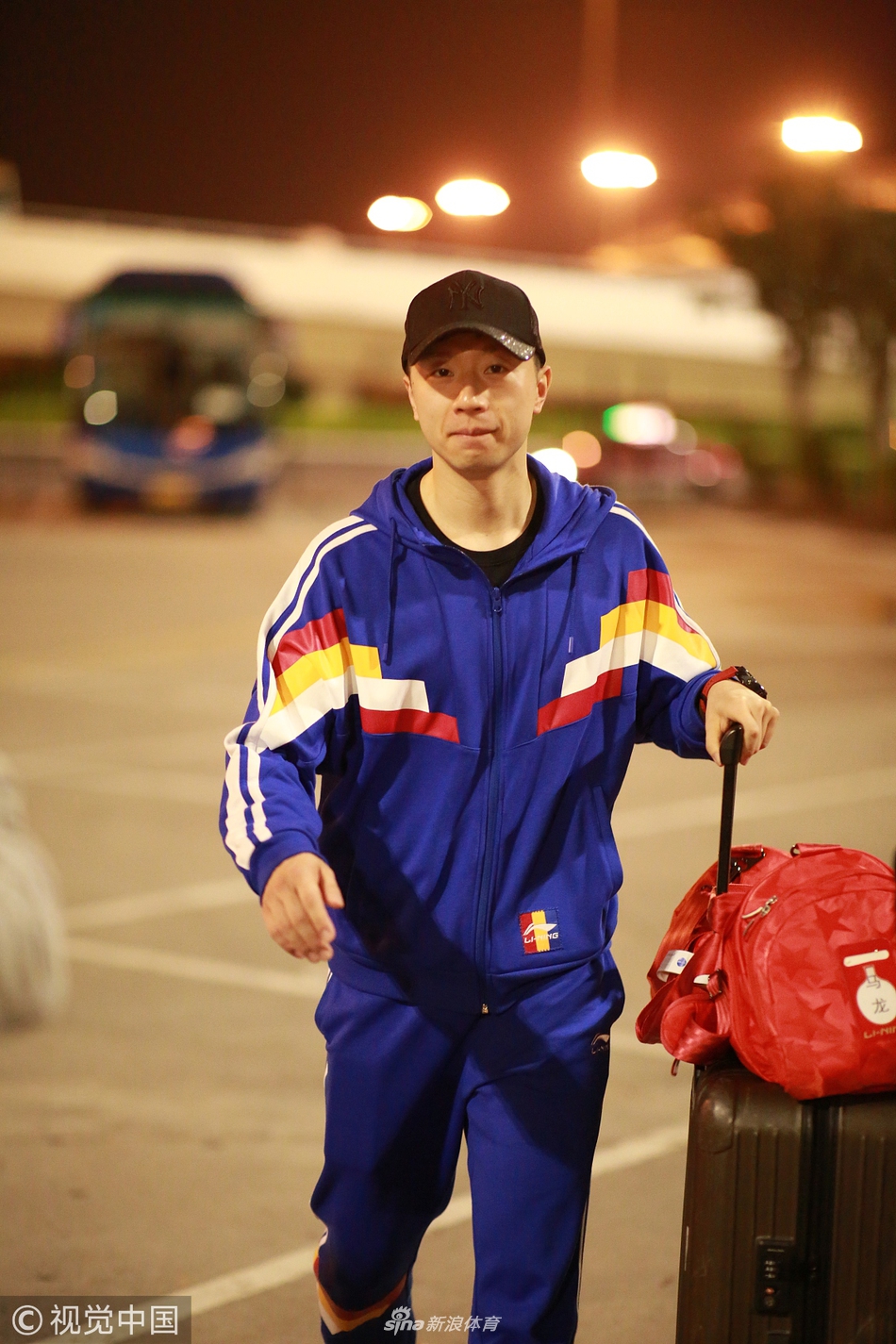 国乒凯旋回国长途飞行略显疲态