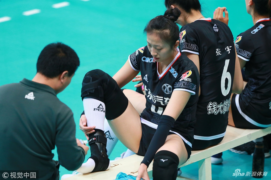 女排决赛丁霞厚重护具惹人怜