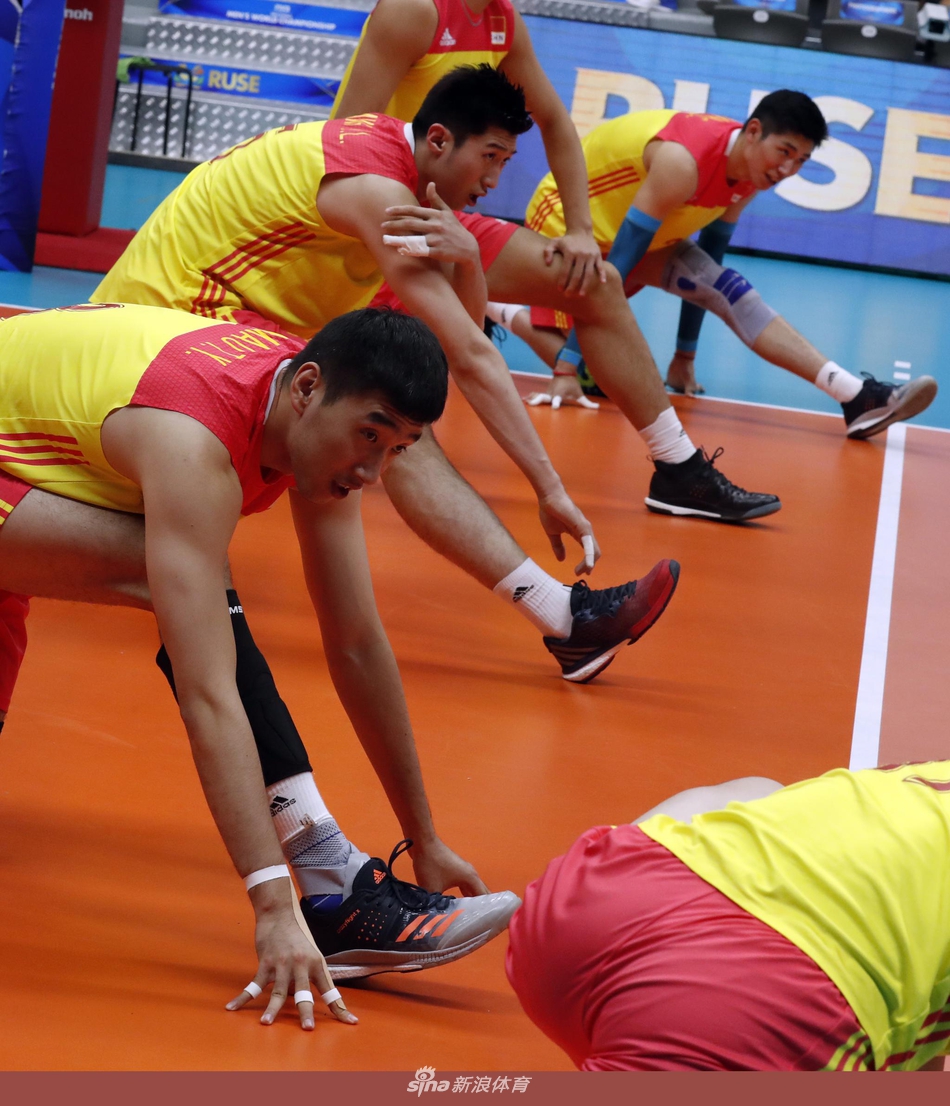 世锦赛中国男排1-3加拿大