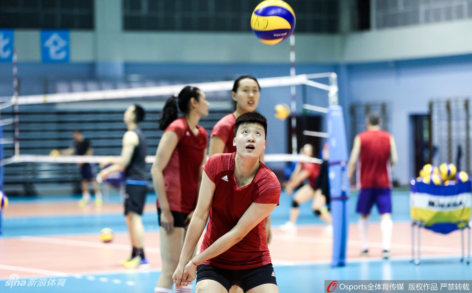 中国女排集训郎导亲自上阵监督队员