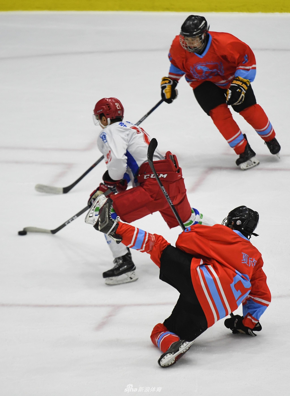 冰球全锦赛齐齐哈尔队胜重庆队