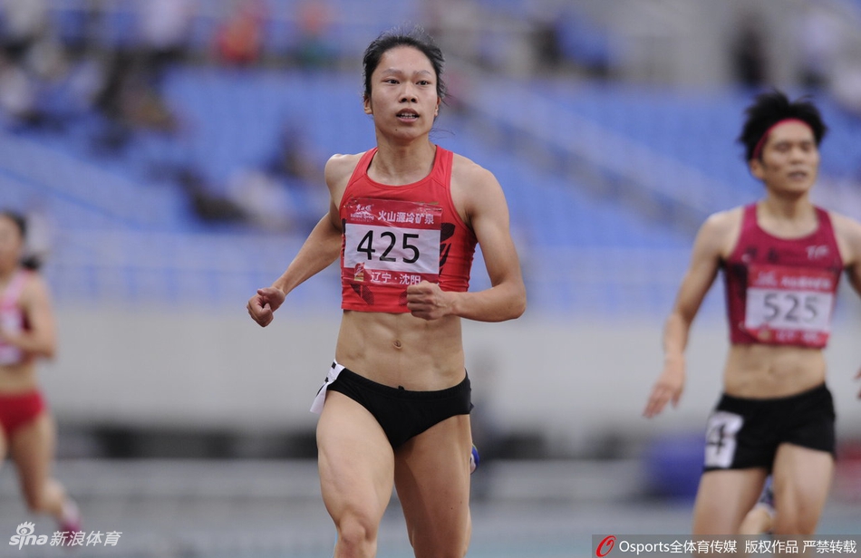 田径全锦赛女子200米张曼夺冠