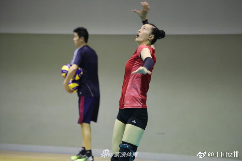 中国女排训练备战朱婷笑靥如花