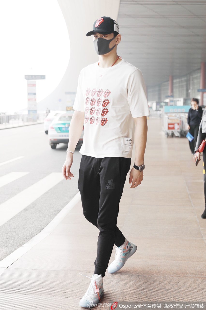 孙杨现身机场 白色T恤清新十足