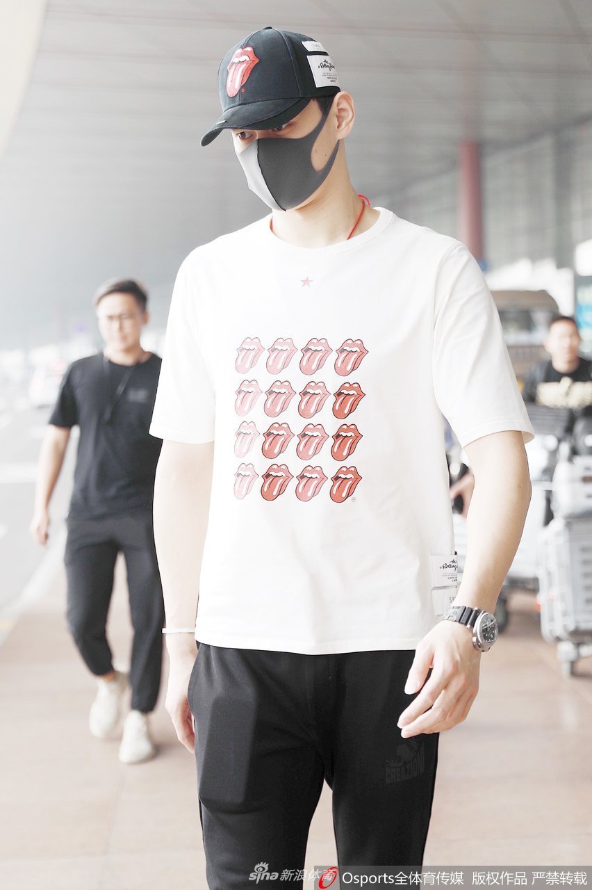 孙杨现身机场 白色T恤清新十足