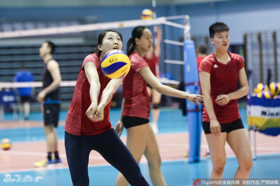 中国女排集训郎导亲自上阵监督队员