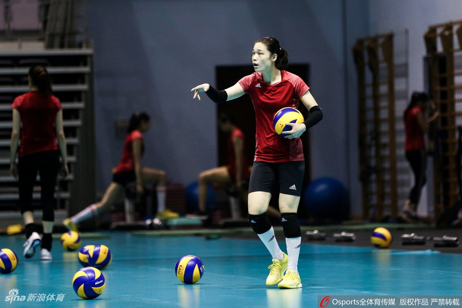 中国女排集训郎导亲自上阵监督队员