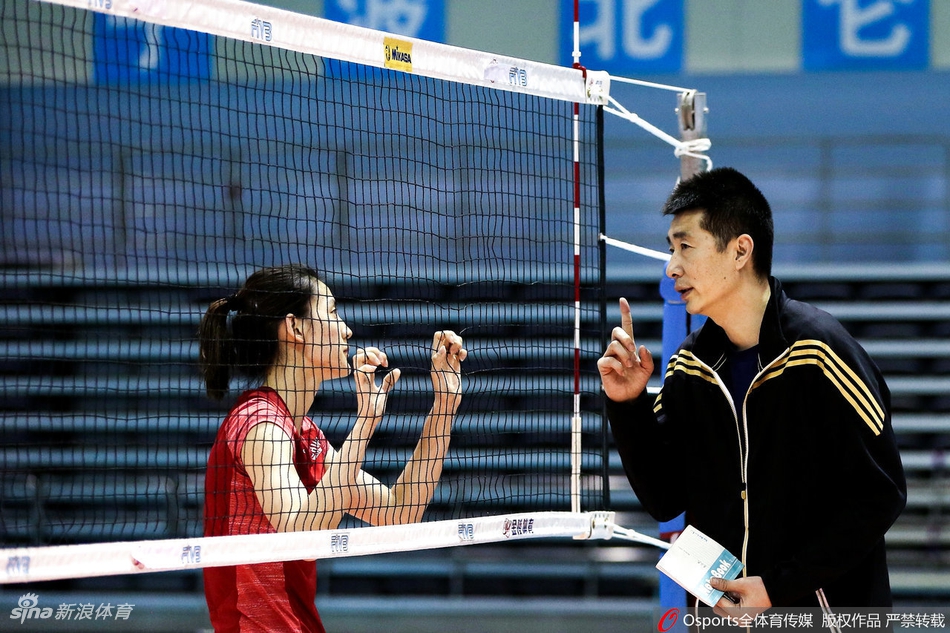中国女排集训郎导亲自上阵监督队员