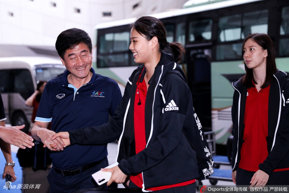 中国女排抵达南京备战世联决赛