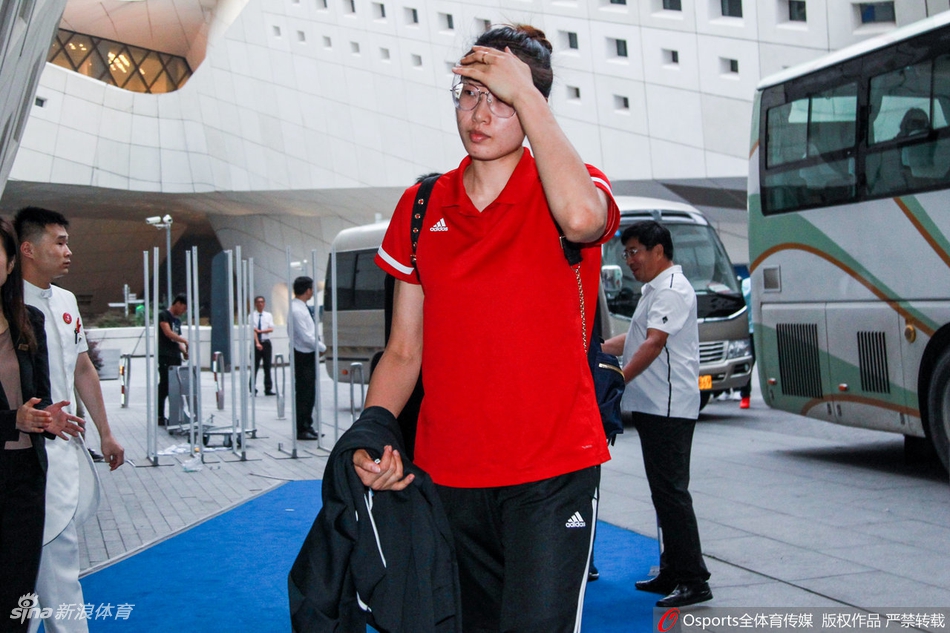 中国女排抵达南京备战世联决赛