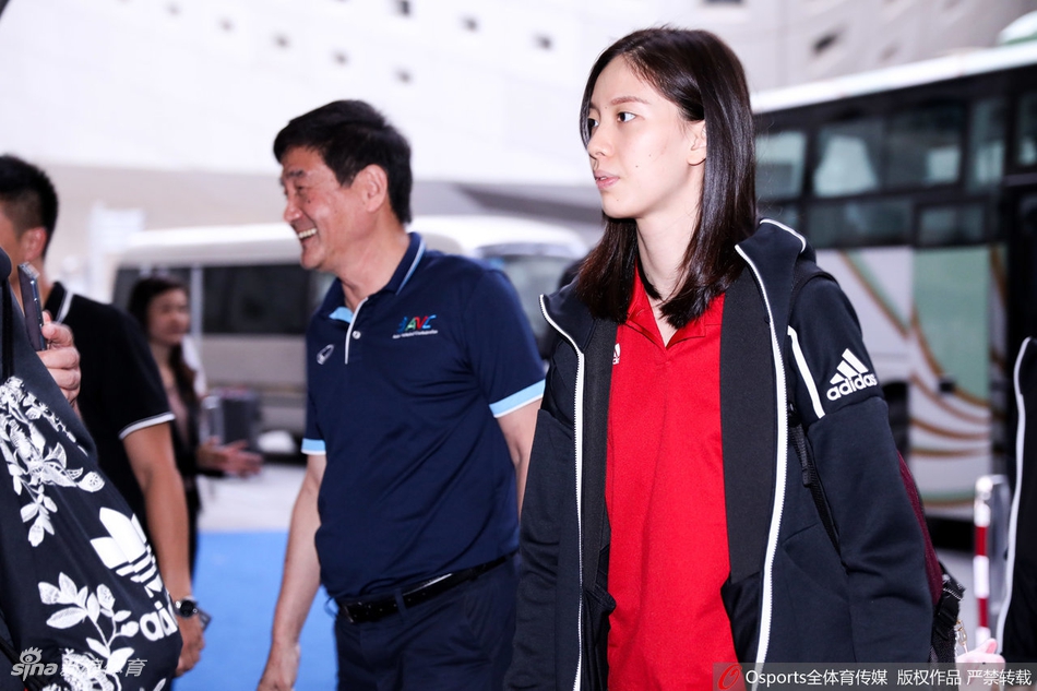 中国女排抵达南京备战世联决赛