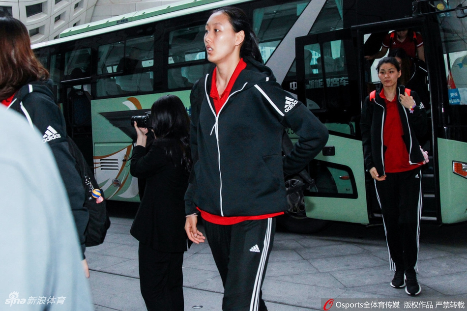 中国女排抵达南京备战世联决赛