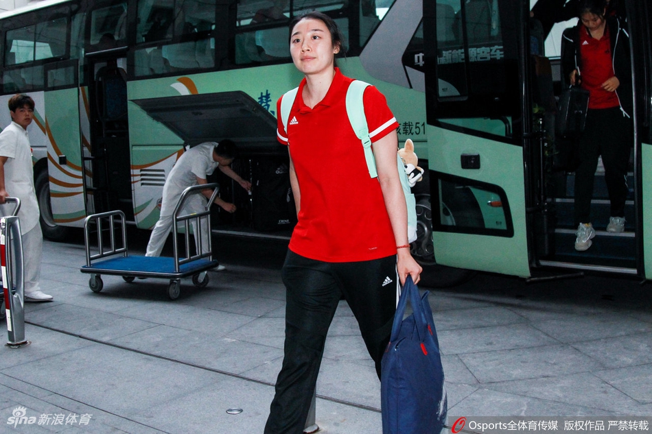 中国女排抵达南京备战世联决赛