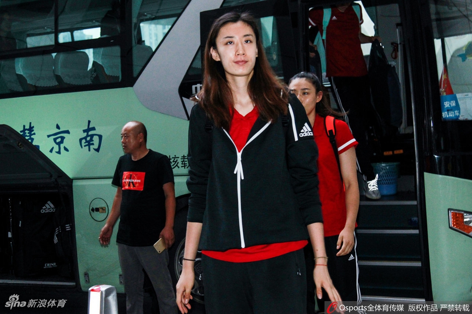 中国女排抵达南京备战世联决赛