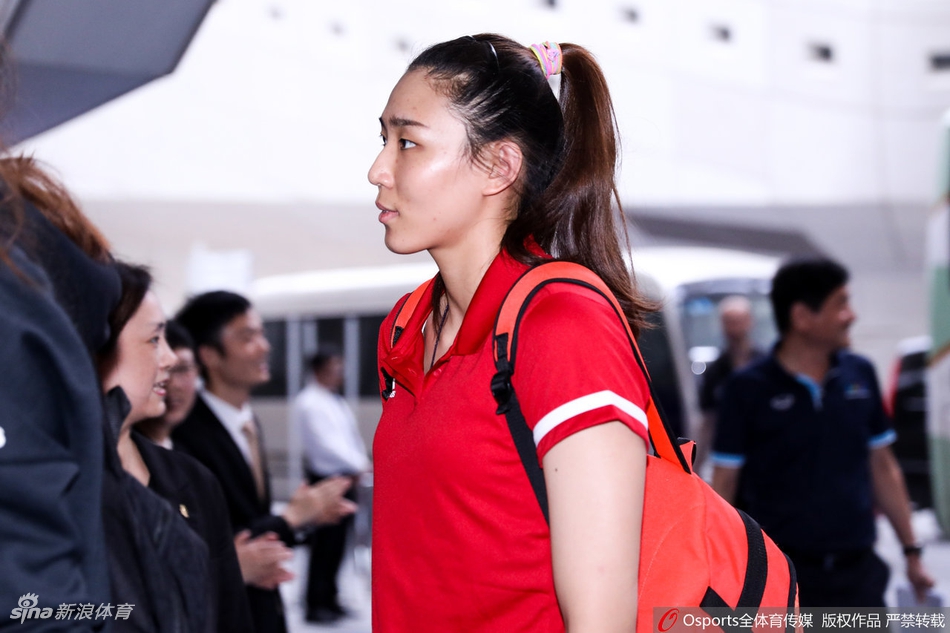 中国女排抵达南京备战世联决赛