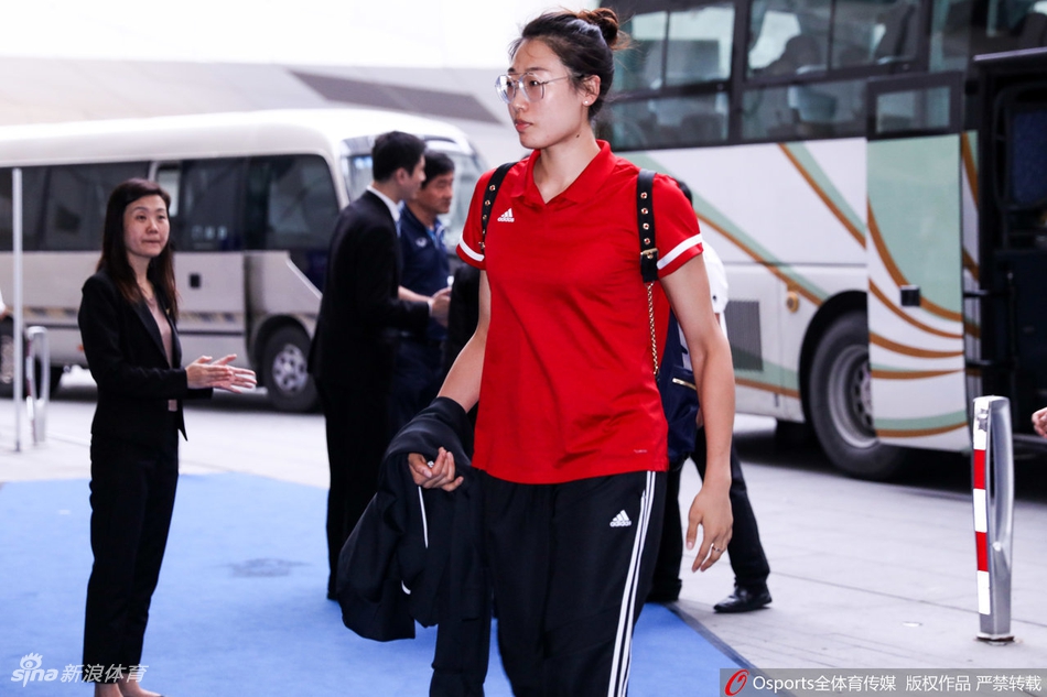 中国女排抵达南京备战世联决赛