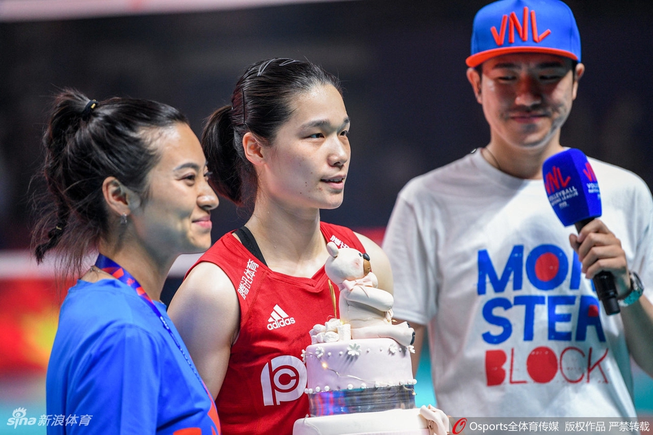 中国女排大胜林莉迎27岁生日