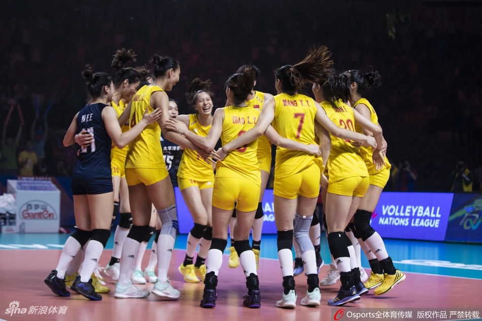 中国女排摘铜“抱团”激动庆祝