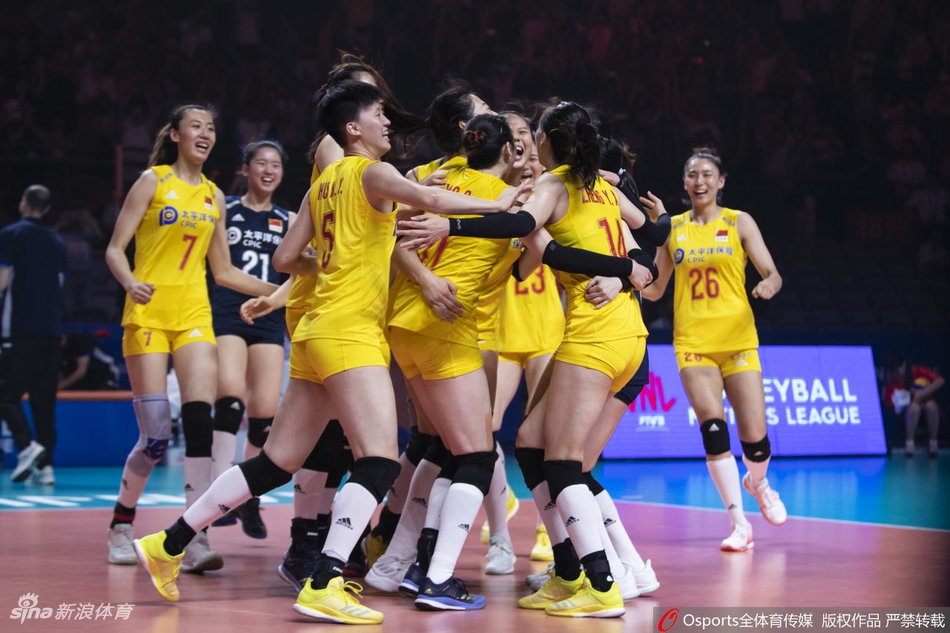 中国女排摘铜“抱团”激动庆祝