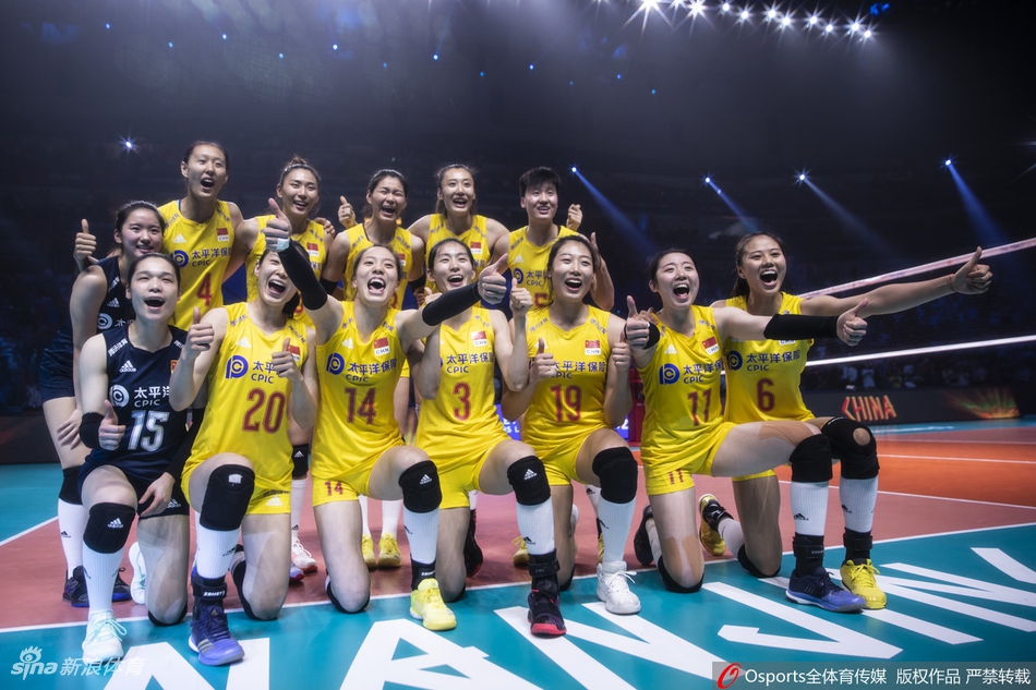 中国女排摘铜“抱团”激动庆祝