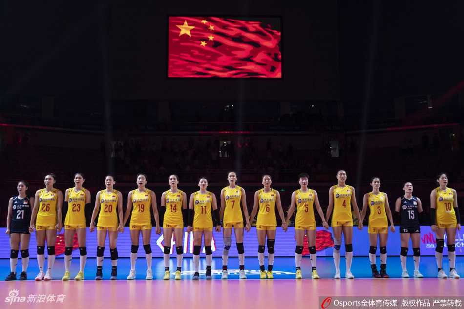 中国女排摘铜“抱团”激动庆祝