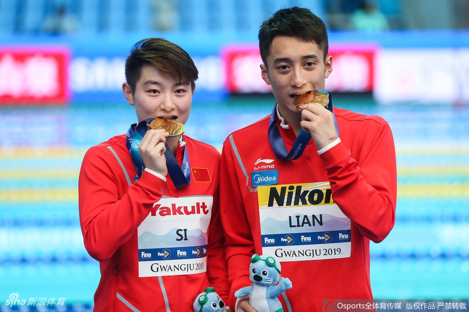 游泳世锦赛首金双J组合亲吻金牌