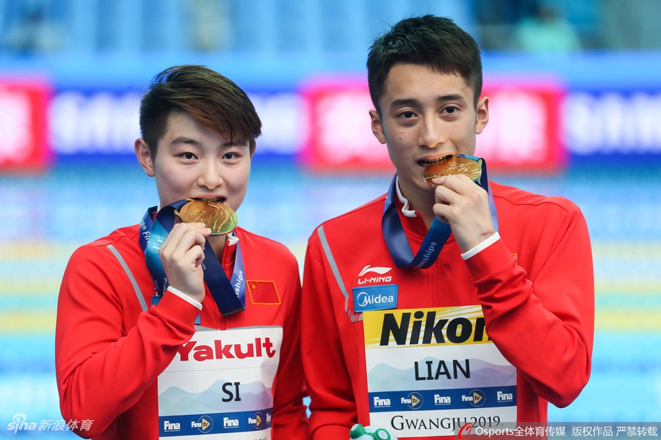 游泳世锦赛首金双J组合亲吻金牌