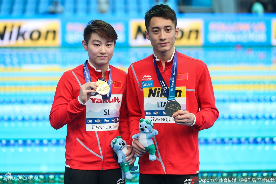 游泳世锦赛首金双J组合亲吻金牌