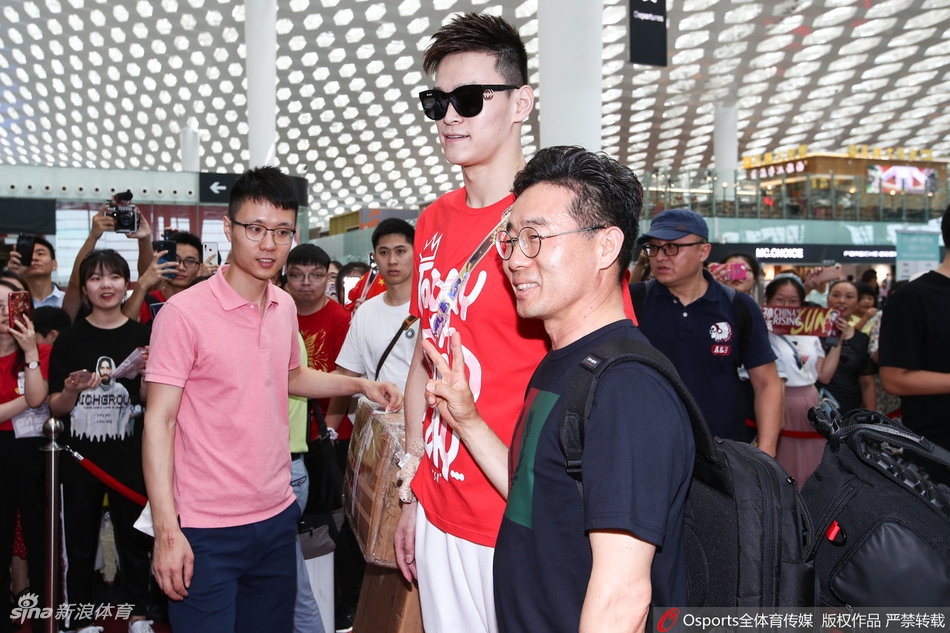 孙杨出征世锦赛大批泳迷送机
