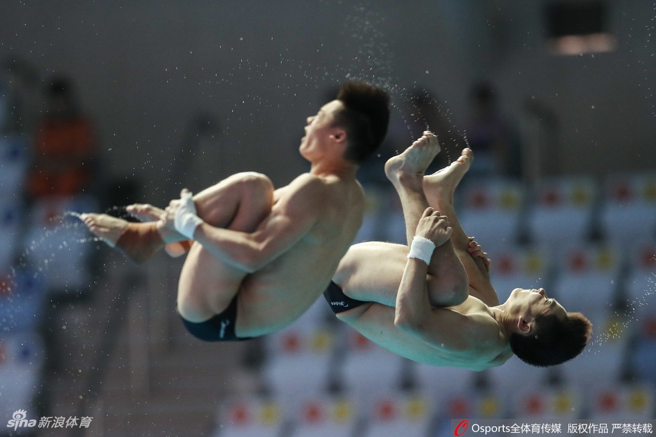 世锦赛男双10米台曹缘/陈艾森进决赛