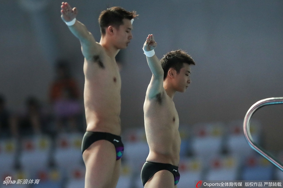 世锦赛男双10米台曹缘/陈艾森进决赛