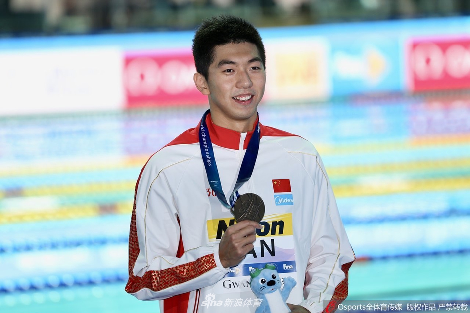 世锦赛100蛙皮蒂夺冠闫子贝第3