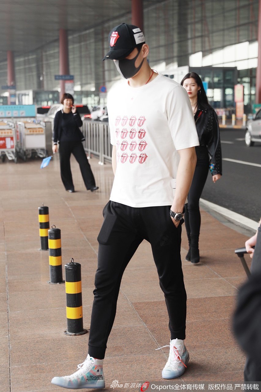 孙杨现身机场 白色T恤清新十足